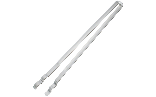 Pince métallique argentée, longue, à deux bras avec extrémités de préhension légèrement courbées sur fond blanc