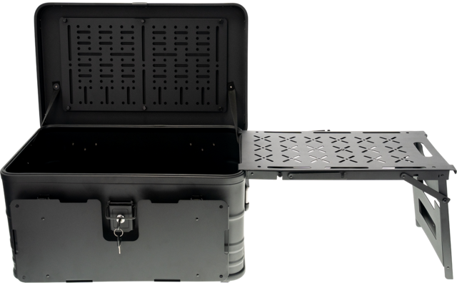 Schwarzer Transportkoffer mit geöffnetem Deckel und ausziehbarem Ablagefach