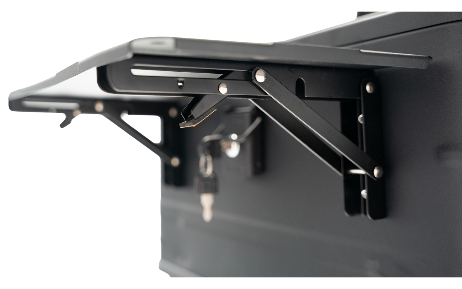 Schwarzer klappbarer Wandhalter aus Metall an grauer Wand