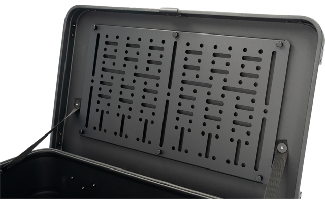 Nahaufnahme eines schwarzen Grilldeckels mit Lüftungsschlitzen und Reglern