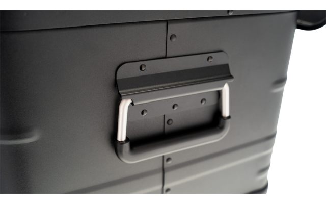 Schwarzer Koffer mit Zahlenschloss an der Seite