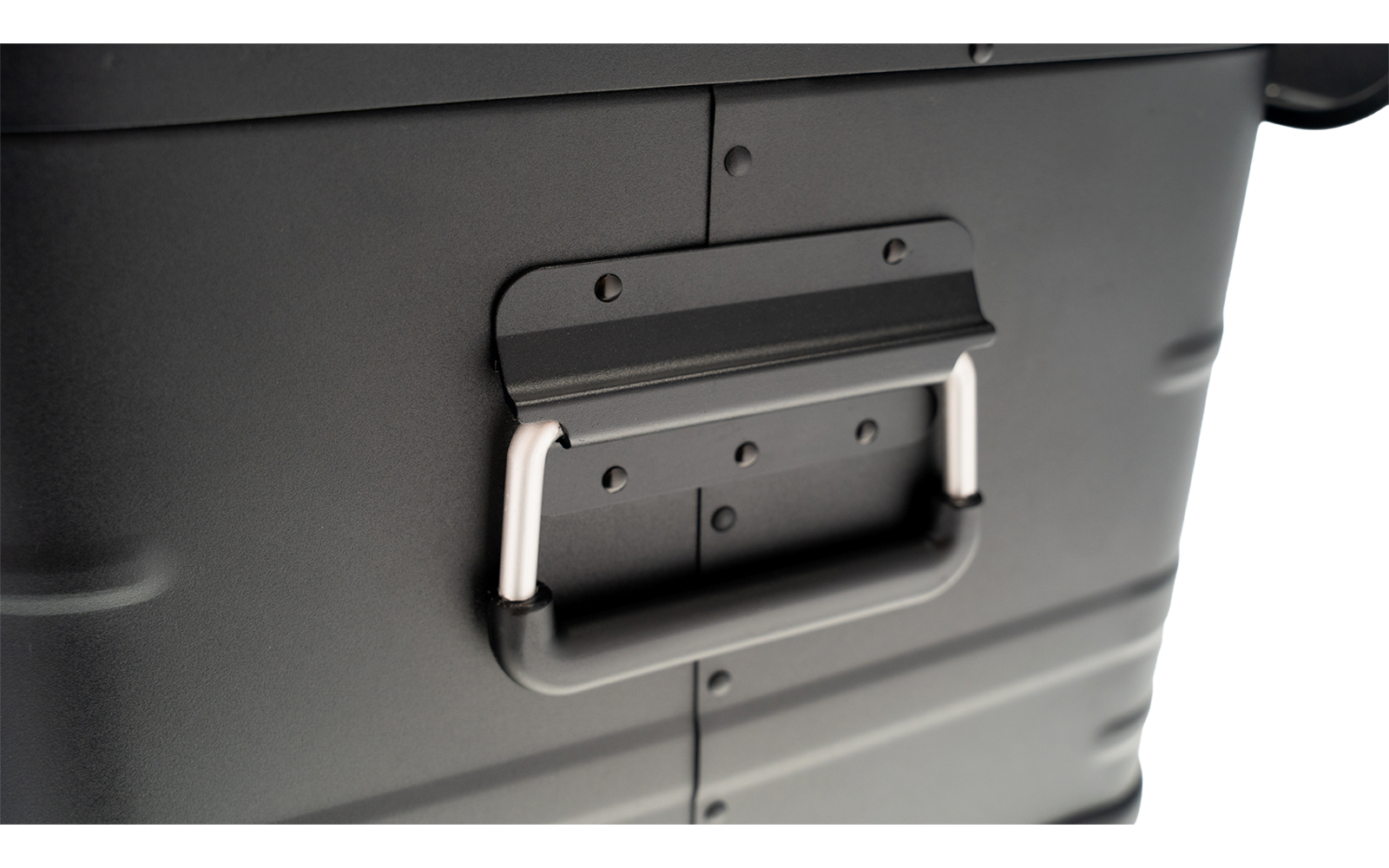 Schwarzer Koffer mit Zahlenschloss an der Seite