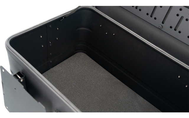 Leerer schwarzer Kunststoffbehälter mit abgerundeten Ecken