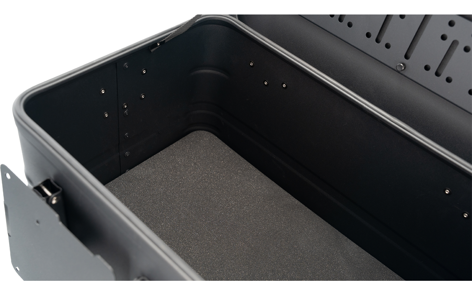 Leerer schwarzer Kunststoffbehälter mit abgerundeten Ecken