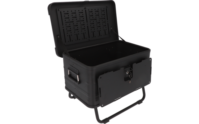 Malle métallique noire ouverte, couvercle relevé, panneau intérieur perforé dans le couvercle, poignées latérales, serrure avant et barre de support frontale visible