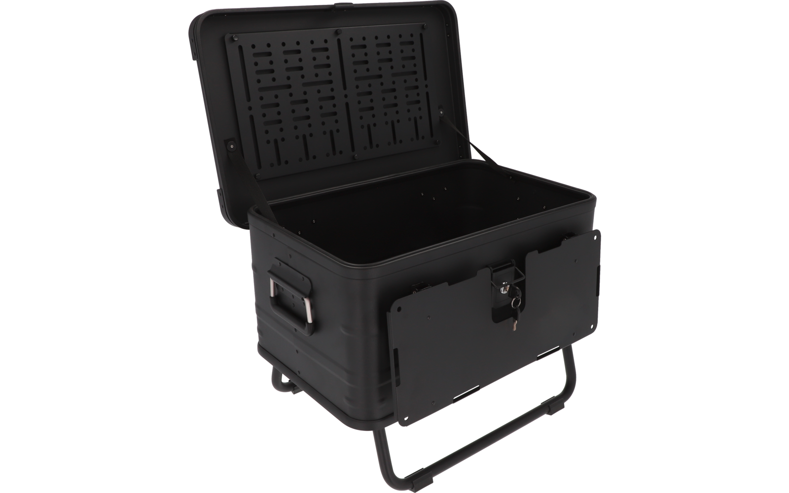 Malle métallique noire ouverte, couvercle relevé, panneau intérieur perforé dans le couvercle, poignées latérales, serrure avant et barre de support frontale visible