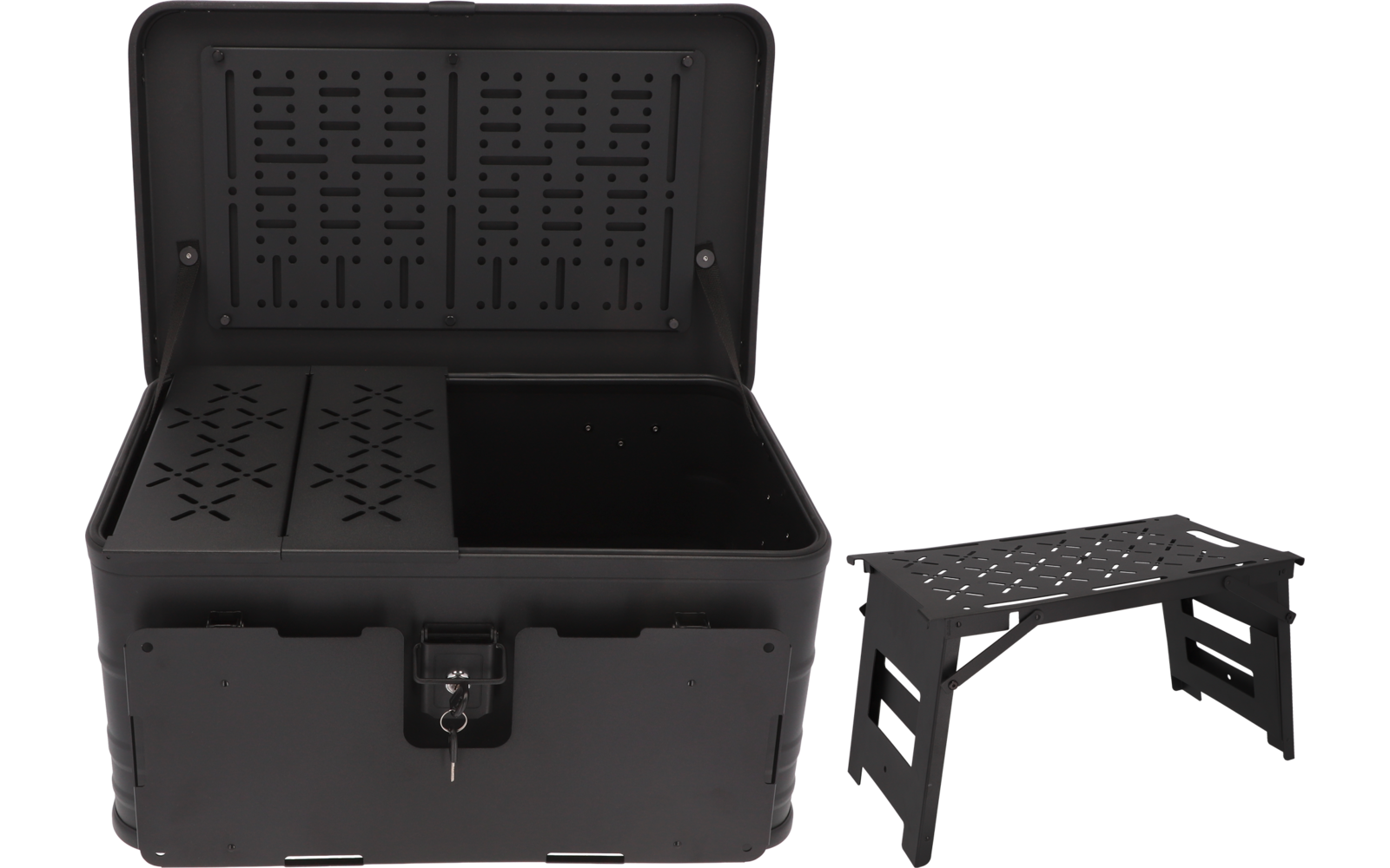 Malle noire en plastique ouverte avec couvercle perforé, fermeture métallique et clé ; à droite, un petit tabouret noir à assise perforée