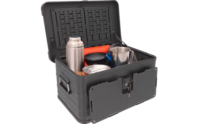 Caisse noire ouverte avec couvercle relevé et clé dans la serrure ; à l'intérieur une thermos, une tasse métallique, une boîte de conserve avec languette, un récipient noir avec couvercle et un tissu orange