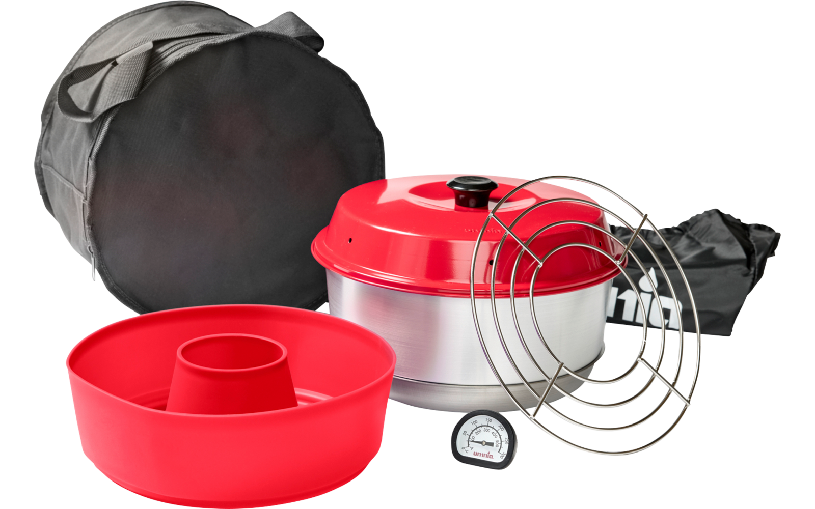 Roter Silikonring mit Rohr in der Mitte, silberner Metallbehälter mit rotem Deckel, runde Metallgitter, kleines Thermometer und zwei schwarze Taschen auf weißem Hintergrund