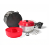 Rote Silikonform mit zentralem Rohr, rundes Metallgefäß mit rotem Deckel, mehrere runde Drahtgitter, kleines rundes Thermometer mit Zifferblatt, runde schwarze Tragetasche und schwarzer Stoffbeutel auf weißem Hintergrund