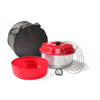 Rote Silikonform mit zentralem Rohr, rundes Metallgefäß mit rotem Deckel, mehrere runde Drahtgitter, kleines rundes Thermometer mit Zifferblatt, runde schwarze Tragetasche und schwarzer Stoffbeutel auf weißem Hintergrund