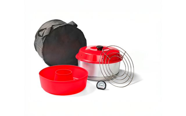 Stampo in silicone rosso con tubo centrale, contenitore metallico rotondo con coperchio rosso, più griglie circolari in filo metallico, piccolo termometro rotondo con quadrante, borsa da trasporto nera rotonda e sacchetto di stoffa nero su sfondo bianco