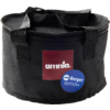 Schwarze runde Tasche mit Henkeln und oben liegendem Reißverschluss, rotes Quadrat mit weißer Schrift "omnia" und blaues rundes Etikett mit Schrift "Berger EDITION"