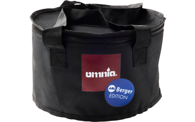 Schwarze runde Tasche mit Henkeln und oben liegendem Reißverschluss, rotes Quadrat mit weißer Schrift "omnia" und blaues rundes Etikett mit Schrift "Berger EDITION"