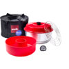 Tapa roja con pomo negro sobre una olla plateada, molde de silicona para bizcocho rojo, rejilla metálica circular, termómetro pequeño y bolsa de transporte negra con los textos 'omnia' y 'Berger Edition'