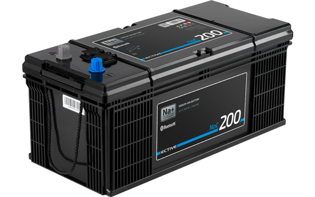Schwarze rechteckige Batterie mit Aufkleber 'Na+' und '200', blauem und grauem Pol, Tragegriff und seitlichen Verstrebungen