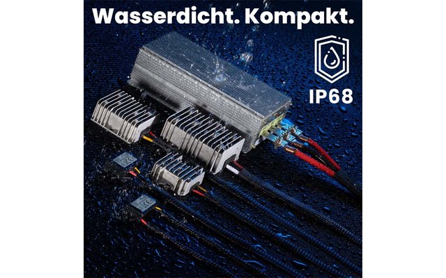 Metallisches rechteckiges Elektronikmodul mit drei Kühlkörpern, angeschlossenen schwarzen Kabeln mit roten und blauen Litzen, Wassertröpfchen auf dem Modul, dunkelblauer strukturierter Hintergrund. Oben weißer Text 'Wasserdicht. Kompakt.' und rechts 