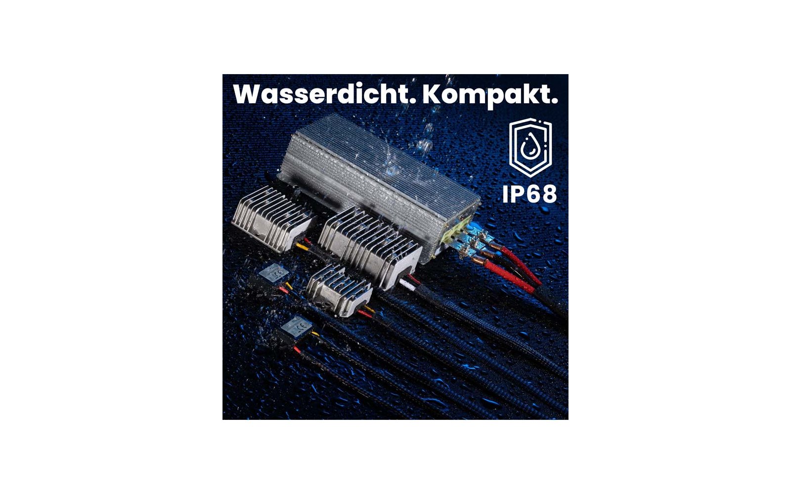 Metallisches rechteckiges Elektronikmodul mit drei Kühlkörpern, angeschlossenen schwarzen Kabeln mit roten und blauen Litzen, Wassertröpfchen auf dem Modul, dunkelblauer strukturierter Hintergrund. Oben weißer Text 'Wasserdicht. Kompakt.' und rechts 