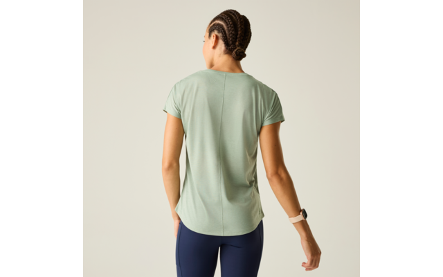 Rückansicht einer Person in hellgrünem kurzärmligem T-Shirt und dunkelblauen Leggings, geflochtene Haare, Smartwatch am linken Handgelenk, einfarbiger heller Hintergrund