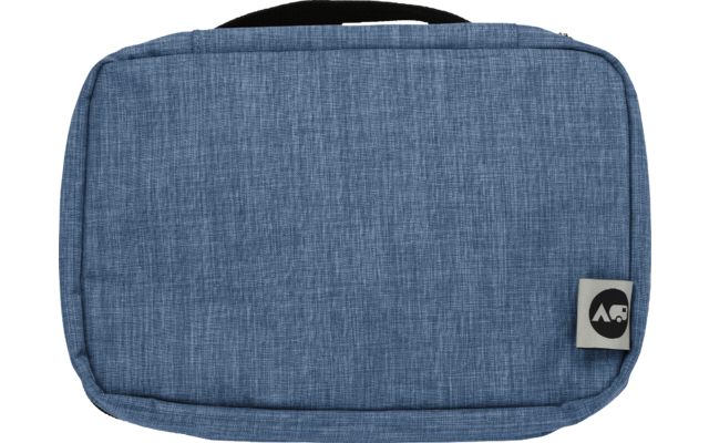 Rechteckiges hellblaues Stoffetui mit kleinem Tragegriff oben und weißem Stofflabel mit schwarzem Rundlogo