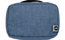 Rechteckiges hellblaues Stoffetui mit kleinem Tragegriff oben und weißem Stofflabel mit schwarzem Rundlogo