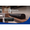 Zwarte soundbar op een houten plank, rechtereinde zichtbaar; lichtgrijze bank op de achtergrond; ingevoegde close-up van het aansluitpaneel met opschriften HDMI ARC, Koaxial, Optisch, AUX, USB; witte tekst linksboven: VIELSEITIGE ANSCHLUSSMÖGLICHKEITEN Schnell verbunden mit TV und Audioquellen