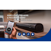 Hand houdt smartphone met afspeelinterface voor zwarte soundbar op houten plank; op de afbeelding de tekst 'KABELLOSES STREAMING & PASSENDER SOUND' en 'Drei Klangmodi für verschiedene Inhalte'; daaronder vier pictogrammen met de opschriften 'Bluetooth', 'Film', 'Musik', 'Sprache'