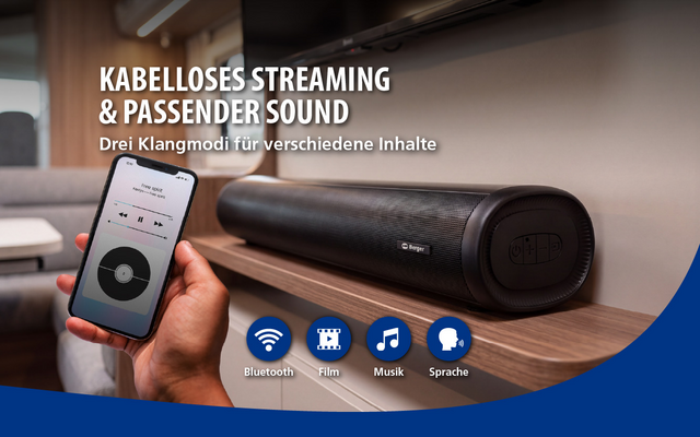 Hand houdt smartphone met afspeelinterface voor zwarte soundbar op houten plank; op de afbeelding de tekst 'KABELLOSES STREAMING & PASSENDER SOUND' en 'Drei Klangmodi für verschiedene Inhalte'; daaronder vier pictogrammen met de opschriften 'Bluetooth', 'Film', 'Musik', 'Sprache'