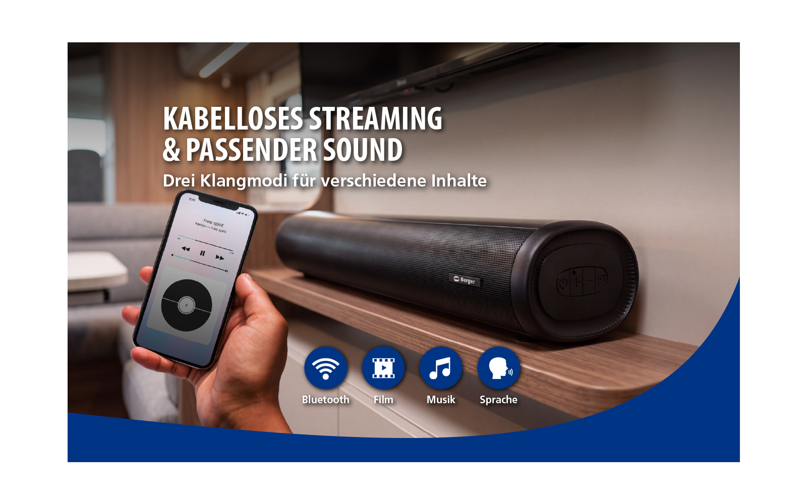 Hand houdt smartphone met afspeelinterface voor zwarte soundbar op houten plank; op de afbeelding de tekst 'KABELLOSES STREAMING & PASSENDER SOUND' en 'Drei Klangmodi für verschiedene Inhalte'; daaronder vier pictogrammen met de opschriften 'Bluetooth', 'Film', 'Musik', 'Sprache'