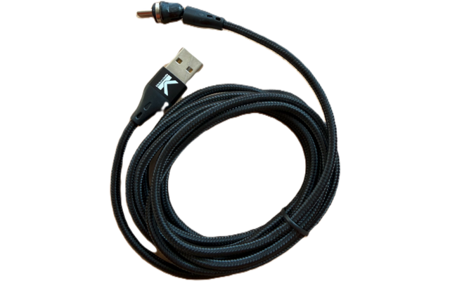 Zwart gevlochten USB-kabel opgerold; aan één uiteinde USB-A-stekker, ander uiteinde ronde stekker met metalen punt; zwarte kabelbinder; witte achtergrond