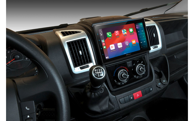 Tablero y volante de un vehículo con pantalla de infoentretenimiento visible
