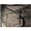 tissu synthétique foncé avec une fermeture éclair horizontale, une sangle noire avec boucle en plastique pendante, coutures et plis visibles, ouverture en tissu clair avec fermeture éclair en bas à gauche