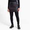 Femme portant une jupe noire, des leggings noirs et des chaussures noires, debout sur fond blanc
