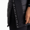 Gros plan d'une main à côté d'un manteau matelassé noir avec une fermeture éclair visible