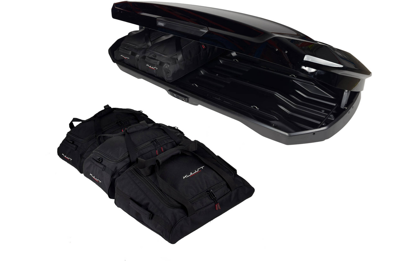 Coffre de toit noir ouvert avec des sacs de voyage noirs à côté et partiellement à l'intérieur, sur fond blanc