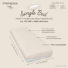 Beige hoeslaken op een eenpersoonsmatras; merklogo 'PRIMERA TRAVEL'; tekst 'Single Bed', 'Mako-Feinjersey-Spannbetttuch ca. 70-90 x 190-210 cm'; aanduidingen 'Für Matratzen von 8 bis 15 cm Matratzenhöhe', 'Mit Rundumgummispannung', '100% Baumwolle'; camper-/bedpictogram met 'sleep like home'; 'KI-generiertes Bild'