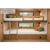 Twee stapelbedden van licht hout, ladder links, twee rechthoekige ramen met uitzicht op meer en bomen, matrassen met kussens en knuffels, wandlampen naast de bedden, metalen reling op het bovenste bed, ronde zwarte opening rechtsonder, tekstballon met 'Perfekte Passform auch für Kinderbetten', opschrift 'KI-generiertes Bild' rechtsonder