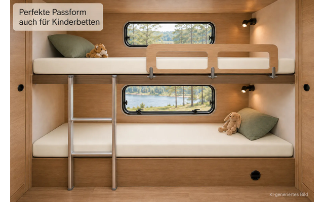 Twee stapelbedden van licht hout, ladder links, twee rechthoekige ramen met uitzicht op meer en bomen, matrassen met kussens en knuffels, wandlampen naast de bedden, metalen reling op het bovenste bed, ronde zwarte opening rechtsonder, tekstballon met 'Perfekte Passform auch für Kinderbetten', opschrift 'KI-generiertes Bild' rechtsonder