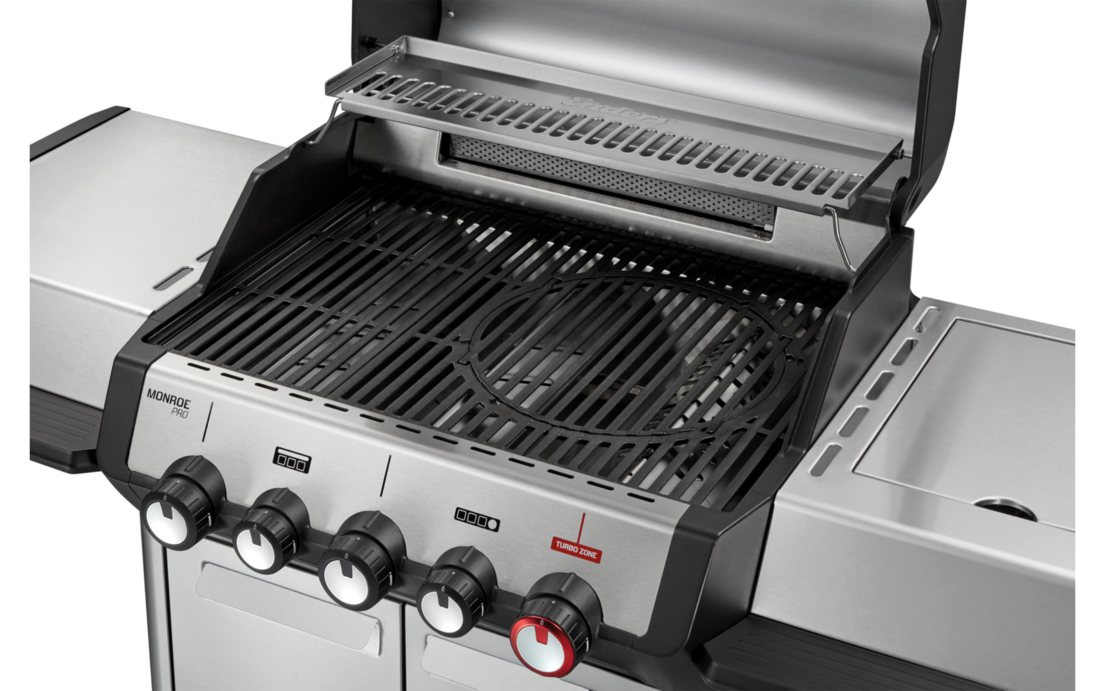 Offener Edelstahl-Gasgrill mit Grillrost, rundem Einsatz in der Mitte, vier Drehreglern (rechter Regler mit rotem Ring) und zwei Seitentischen