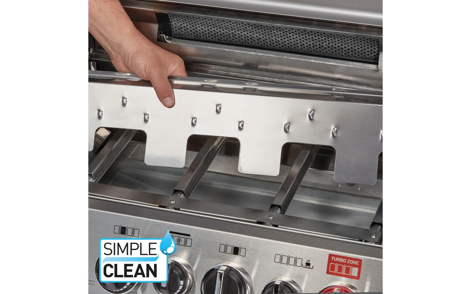 Hand hält ein rechteckiges Edelstahlblech im Inneren eines Gasgrills; darunter Drehknöpfe, Bedienelemente und ein "SIMPLE CLEAN"-Logo