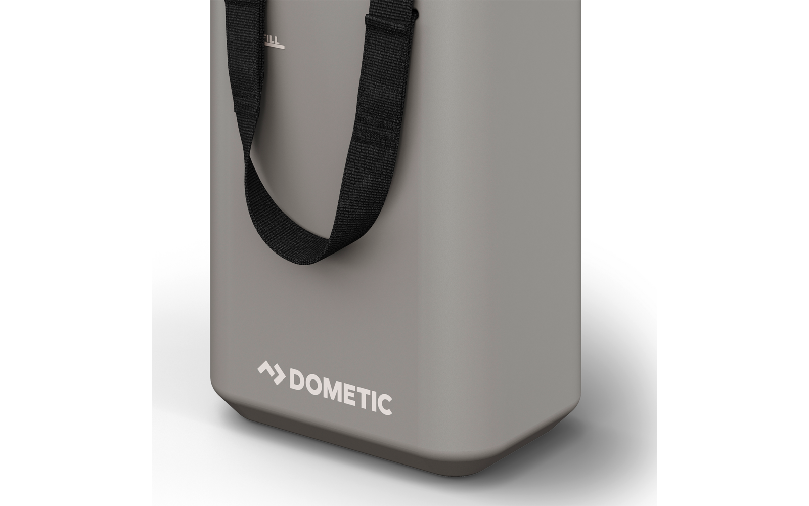 Nahaufnahme einer grauen Tasche mit schwarzem Tragegurt und Logo von Dometic