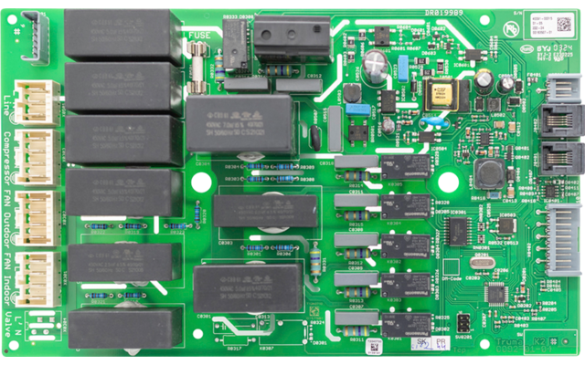 Grüne Leiterplatte mit mehreren schwarzen rechteckigen Bauteilen, weißen Steckverbindern, silbernen Lötstellen, kleinen elektronischen Bauteilen und Anschlüssen