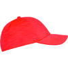 Vue latérale d'une casquette rouge sur fond blanc