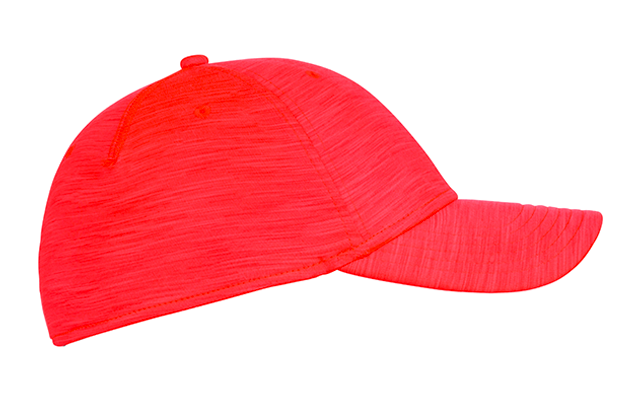 Vue latérale d'une casquette rouge sur fond blanc