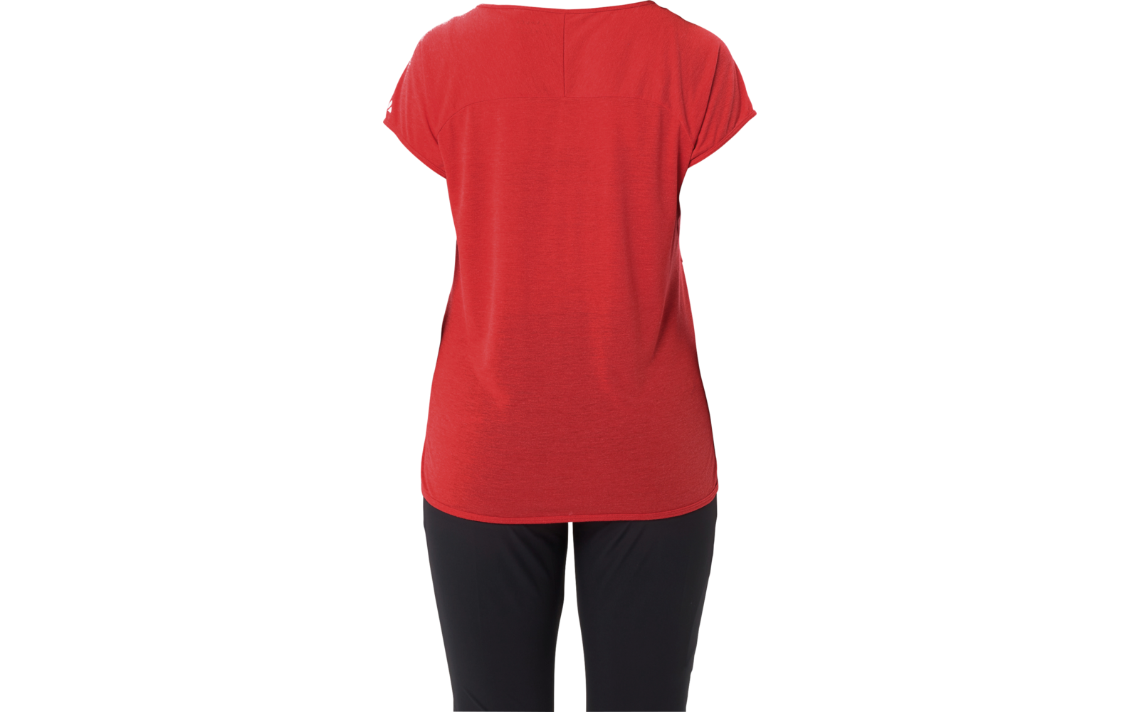 Persona vista da dietro con capelli biondi ricci raccolti in coda, maglietta rossa a maniche corte e pantaloni neri su sfondo bianco