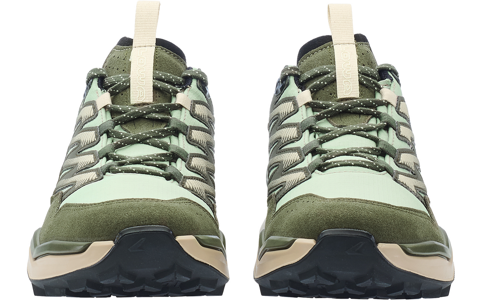 Paar grün-beiger Schuhe nebeneinander, Vorderansicht, Schnürsenkel und schwarze Profilsohlen sichtbar