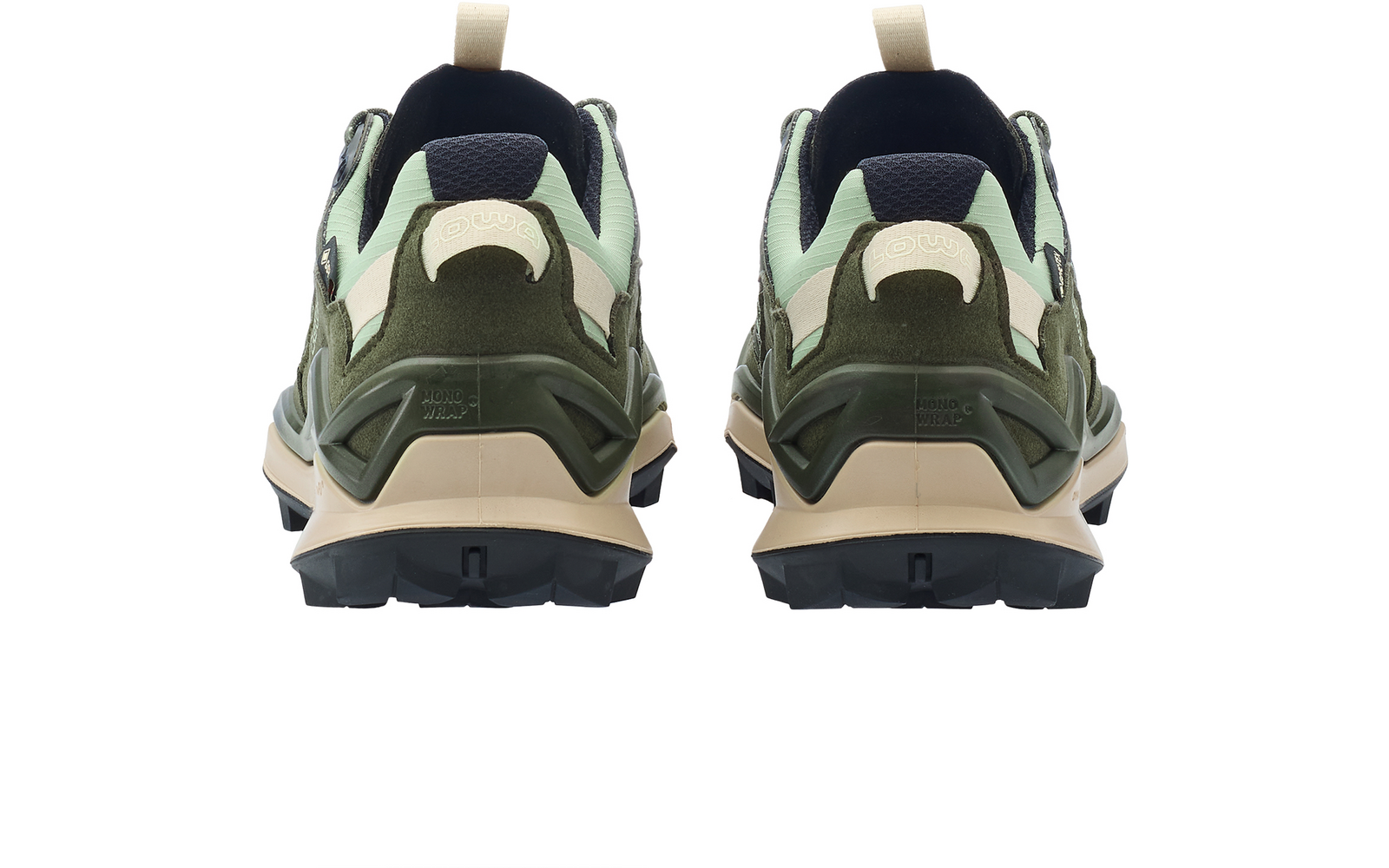 Zwei grüne Sportschuhe, Rückansicht nebeneinander, hellgrüne und dunkelgrüne Materialien, beige Mittelsohle, schwarze profilierte Laufsohle, Fersen-Zuglaschen, dunkles Innenfutter