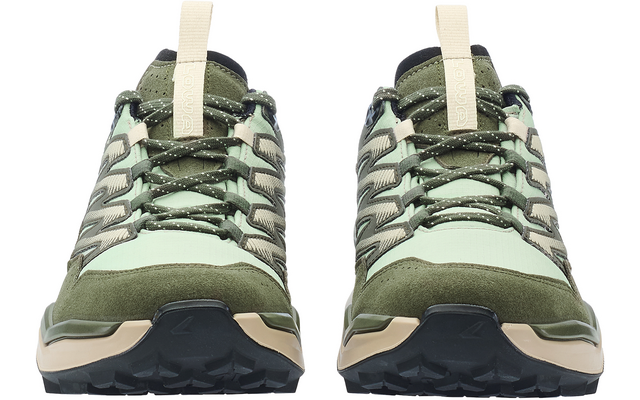 Paar grün-beiger Schuhe nebeneinander, Vorderansicht, Schnürsenkel und schwarze Profilsohlen sichtbar