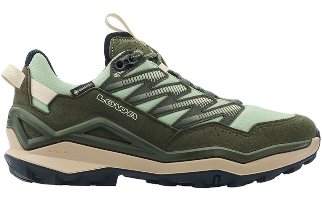 Seitliche Ansicht eines niedrigen Schuhs in Oliv- und Mintgrün mit beiger Sohle, Schnellschnürung, Fersenzuglasche und Logo Lowa