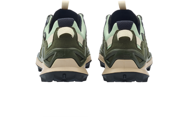 Zwei grüne Sportschuhe, Rückansicht nebeneinander, hellgrüne und dunkelgrüne Materialien, beige Mittelsohle, schwarze profilierte Laufsohle, Fersen-Zuglaschen, dunkles Innenfutter